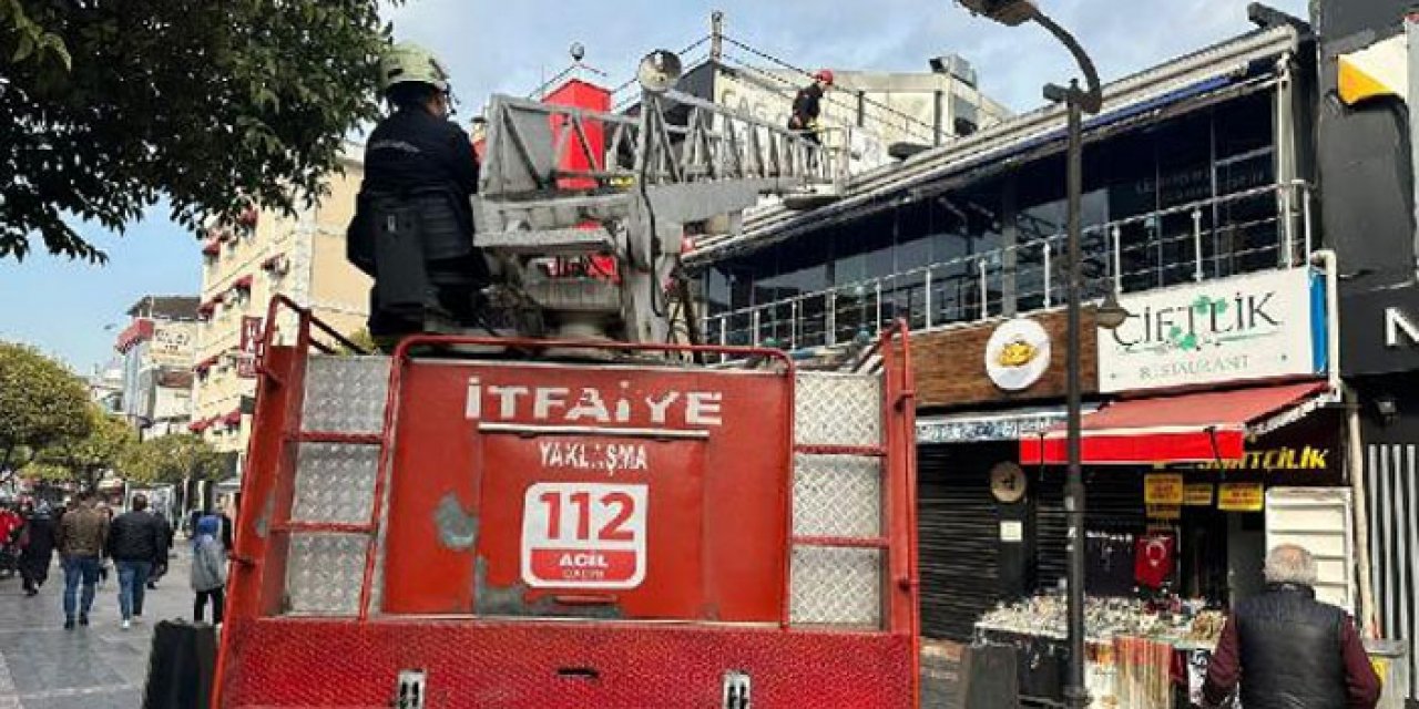 Çatıda mahsur kaldılar: İtfaiye kurtardı