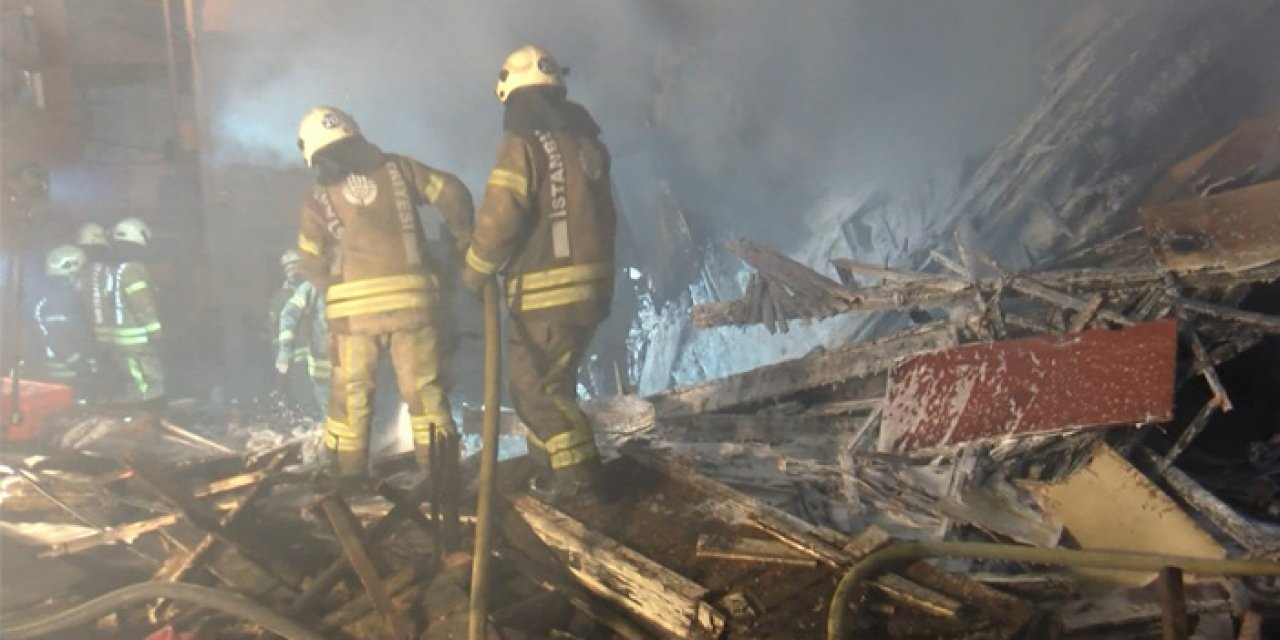 İstanbul'da 2 katlı ahşap bina cayır cayır yandı: Yaşlı adam öldü