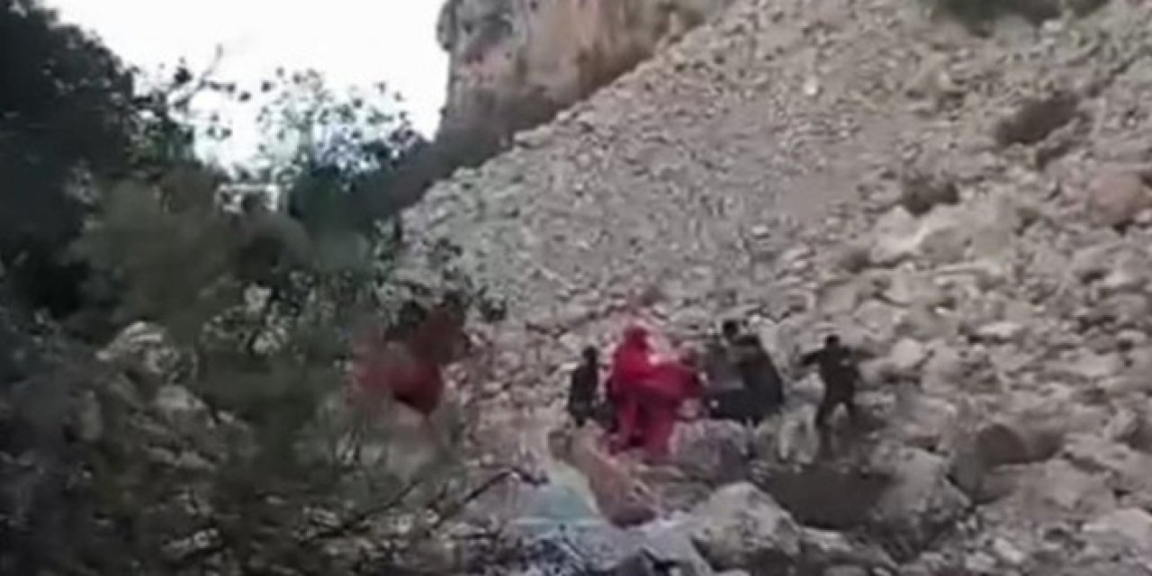 İzmir’de hareketli dakikalar: Kayalıklardan düştü, helikopter ile anca kurtarılabildi