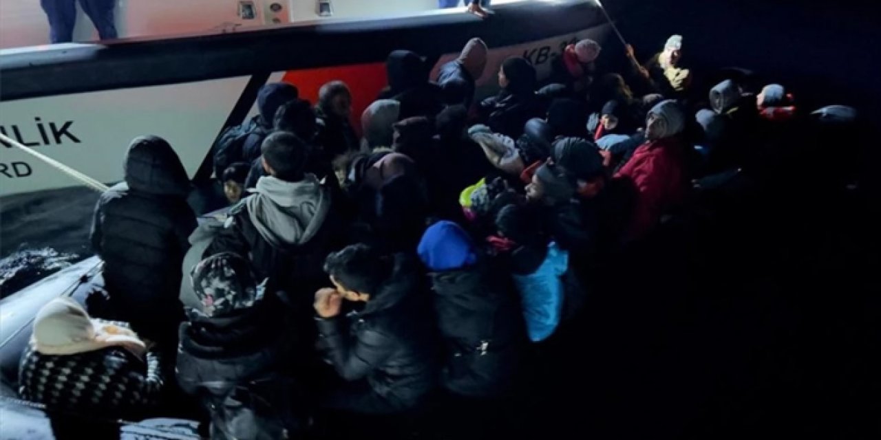 İzmir'de can pazarı! Motorları arızalandı lastik botla sürüklendiler