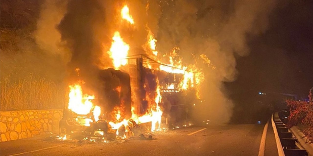 İzmir- Uşak karayolunda tır alev alev yandı!