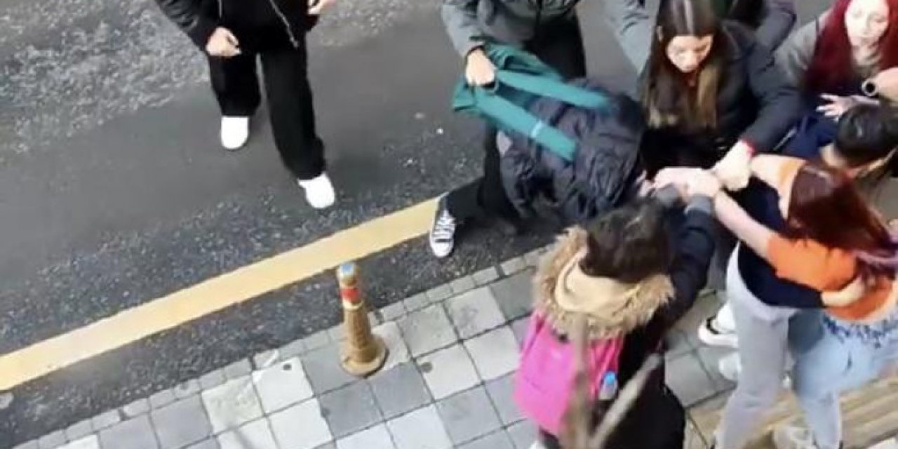 Liseli kızlar cadde ortasında birbirine girdi
