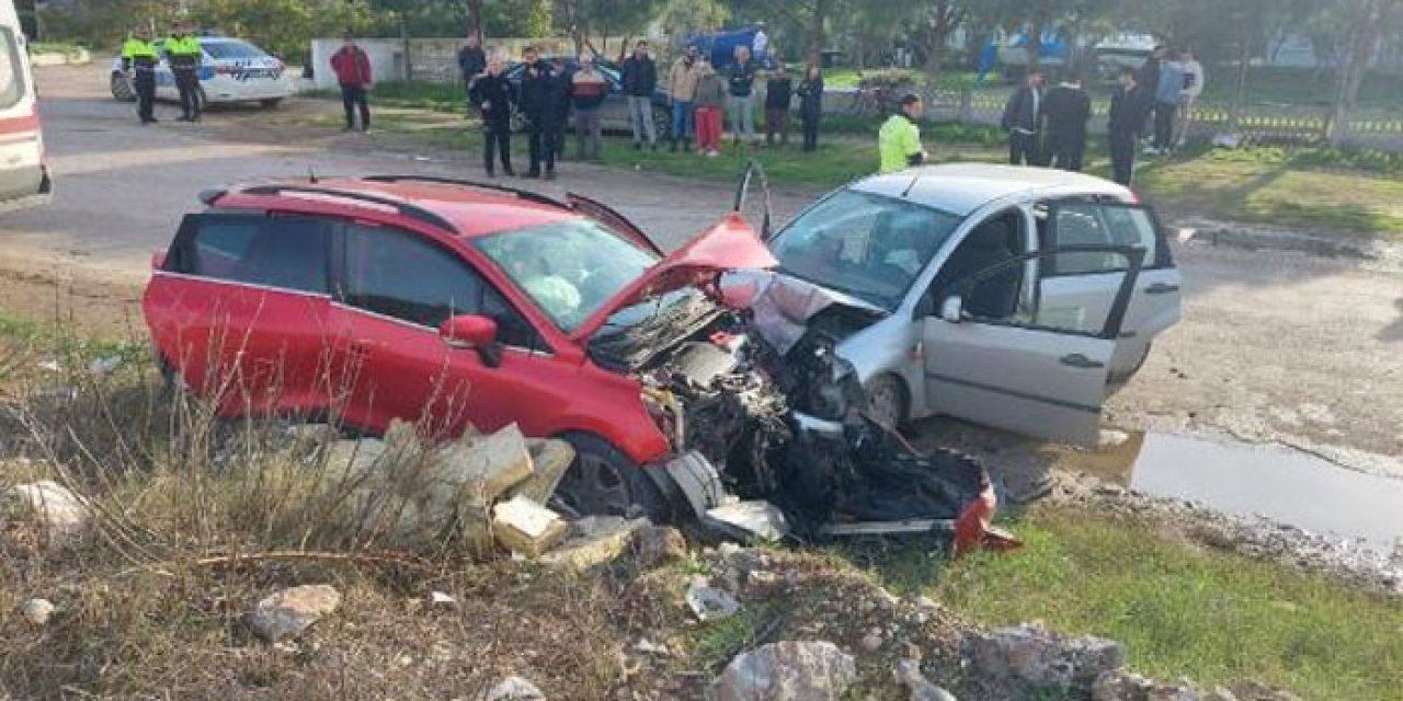 Hatalı sollamada iki otomobil birbirine girdi: Çok sayıda yaralı var