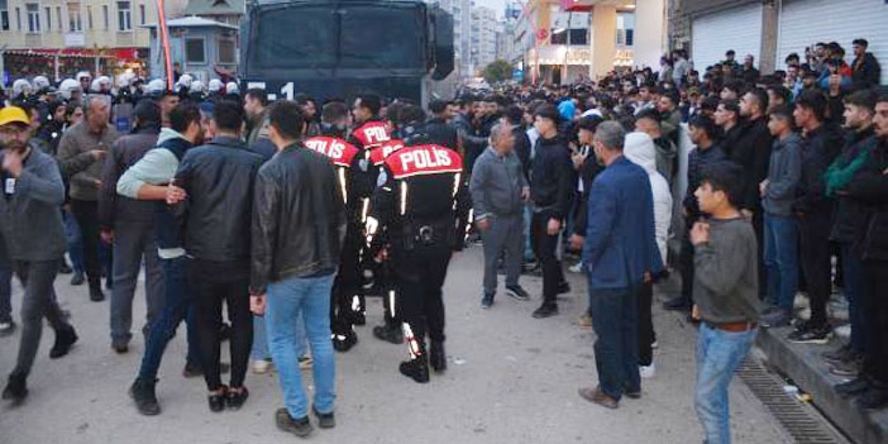 Kur'an-ı Kerim yırtarak meydanda küfürler savurdu: Linçten polis kurtardı