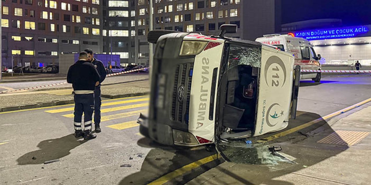 Ankara'da otomobilin çarptığı ambulans devrildi