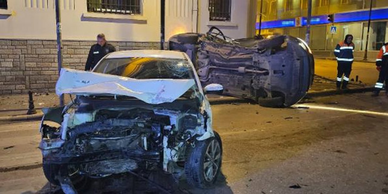 Adana'da otomobiller birbirine girdi: 2 yaralı