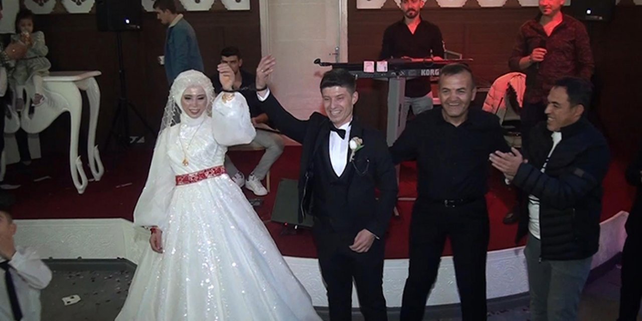 Konya’da tuhaf düğün: Polis çifti arkadaşları birbirine kelepçeledi