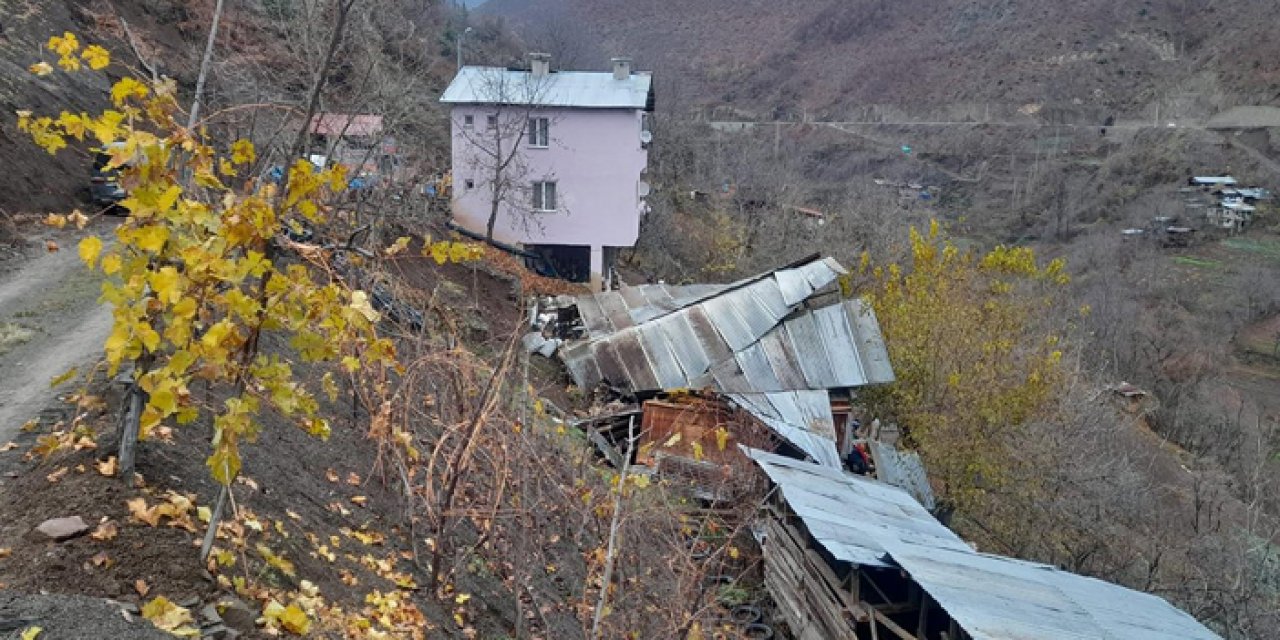 Artvin’de heyelan: Ev ve ahır yerle bir oldu