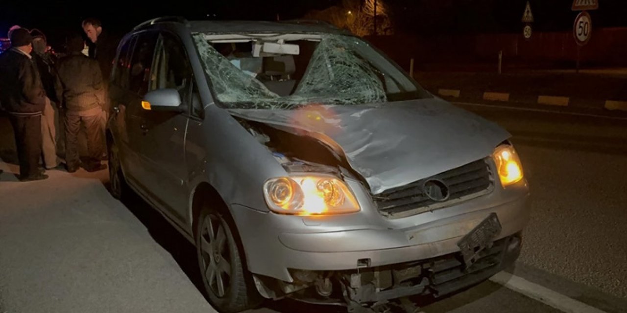 Camiden çıktı yoldan karşıya geçmek isterken araba çarptı!