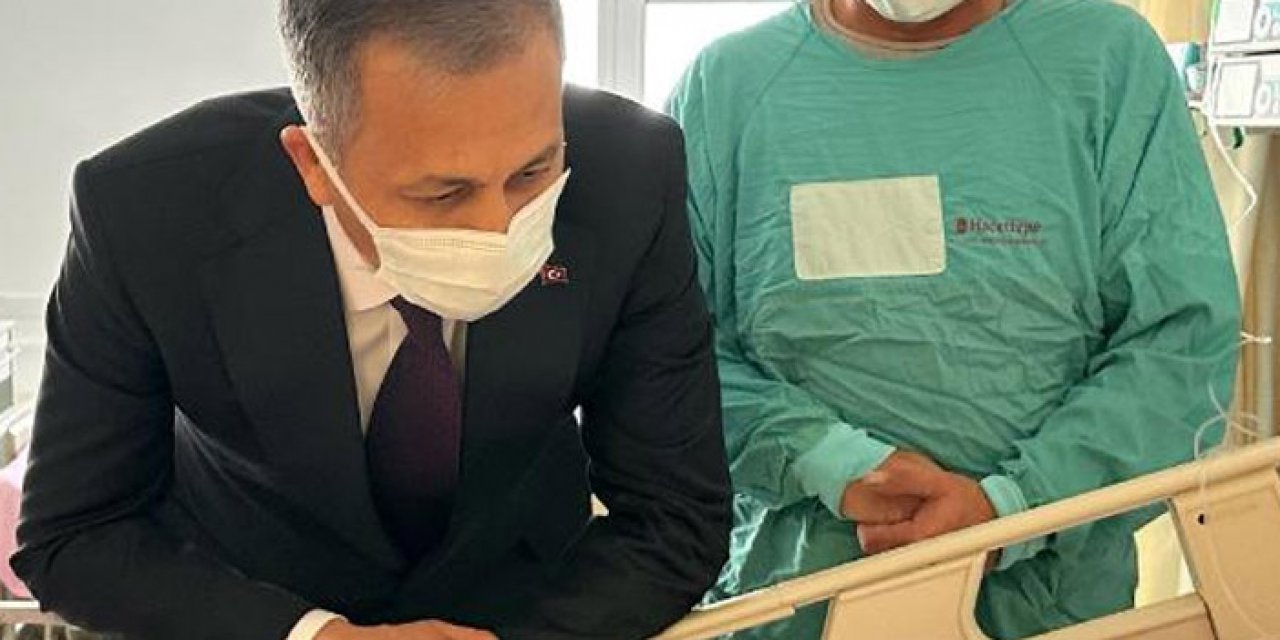 İçişleri Bakanı başıboş köpeklerin yaraladığı Tunahan'ı ziyaret etti