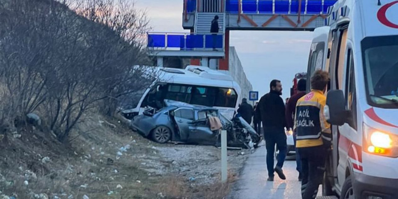 Ankara'da otomobil midibüs ile çekiciye çarptı: Çok sayıda yaralı