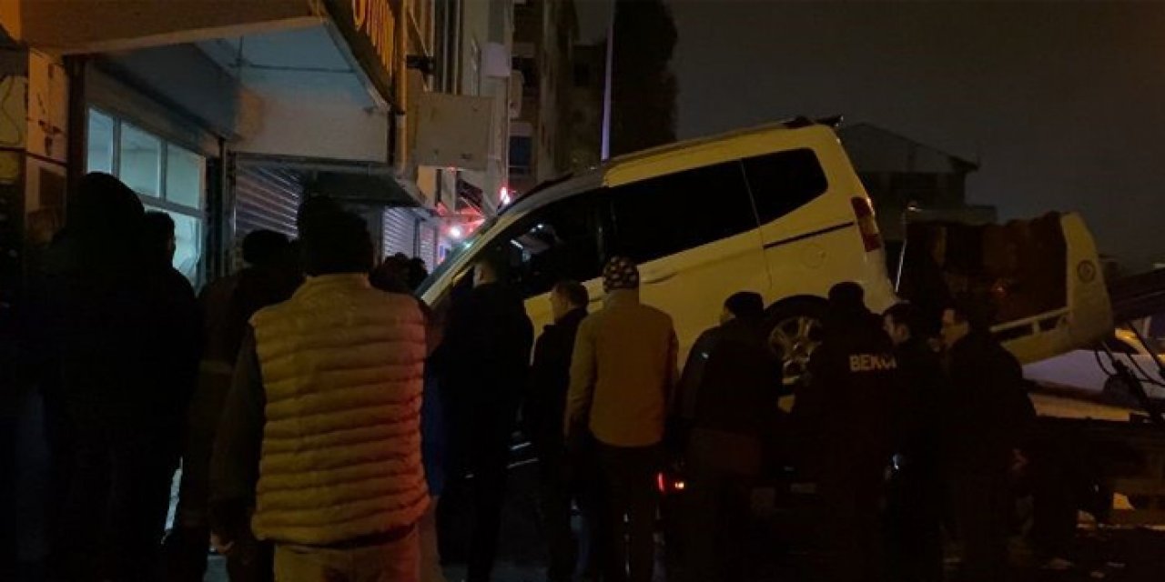 İstanbul'da kontrolden çıkan araç dükkana daldı: 2 yaralı