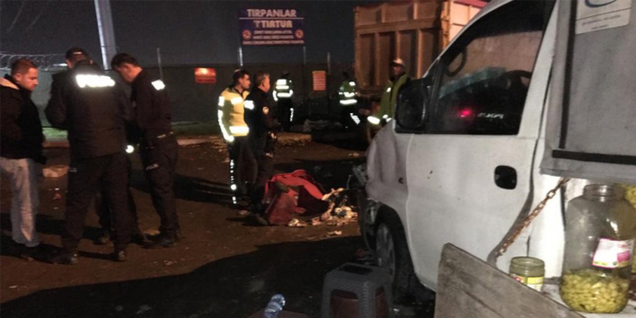 Kocaeli'nde TIR köfteciye daldı: 5 yaralı