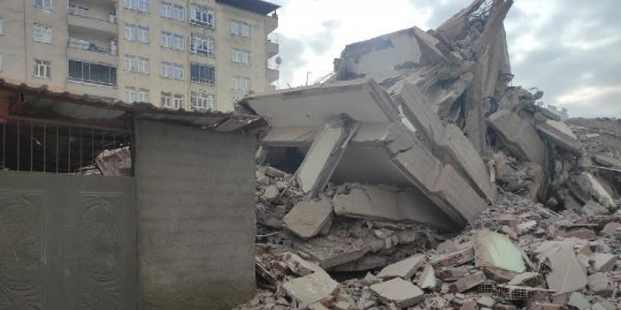 Ağır hasarlı bina yanındaki evin üzerine çöktü