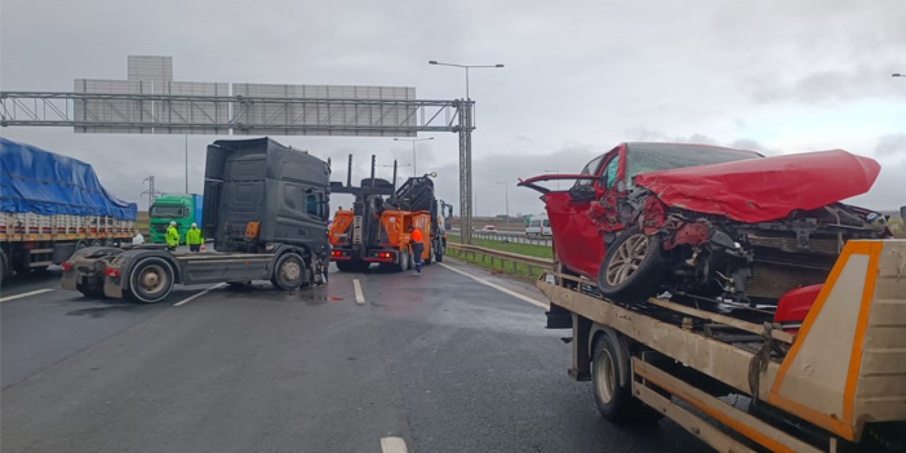 İstanbul'da TIR 2 otomobile çarptı! 3'ü çocuk 7 kişi yaralandı