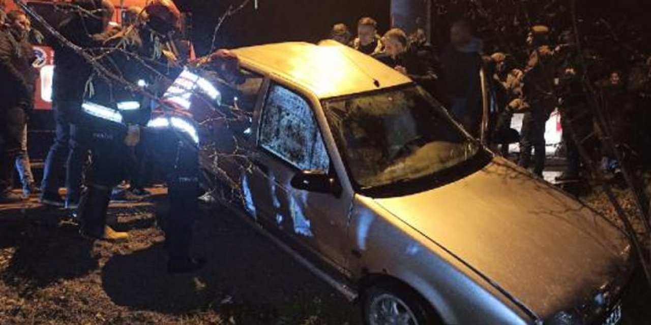 Yağmur nedeniyle kayan otomobil beton direğe çarptı