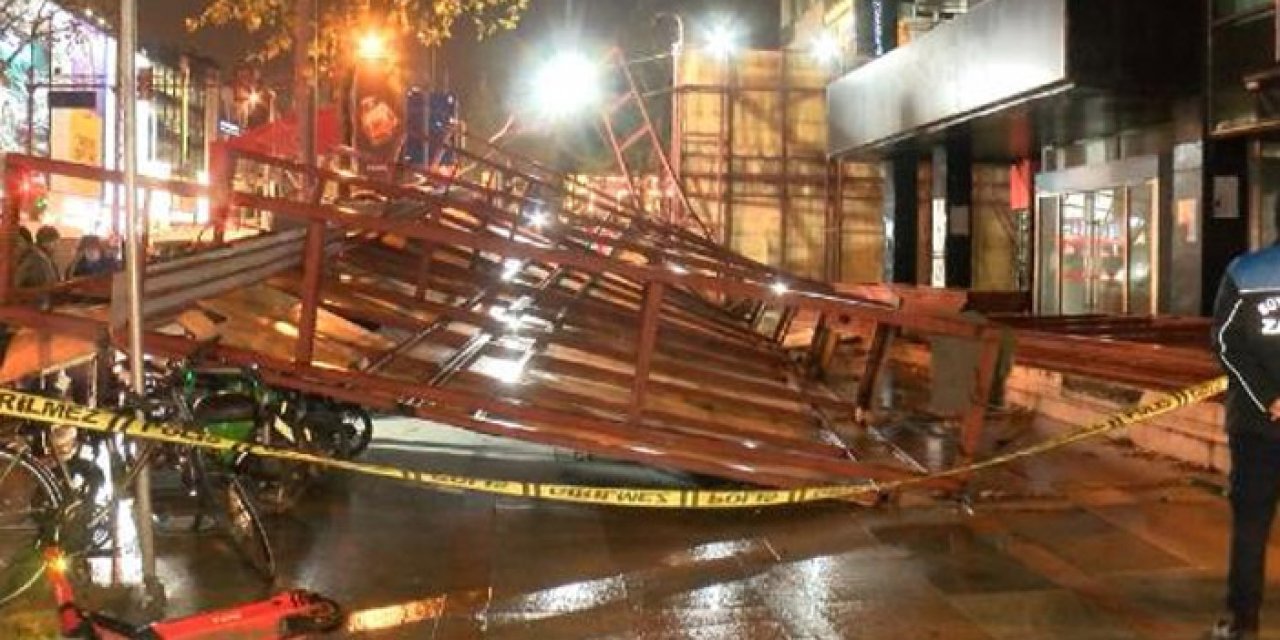 Kuvvetli rüzgar inşaat panelini kaldırıma devirdi: Şans eseri yaralanan olmadı