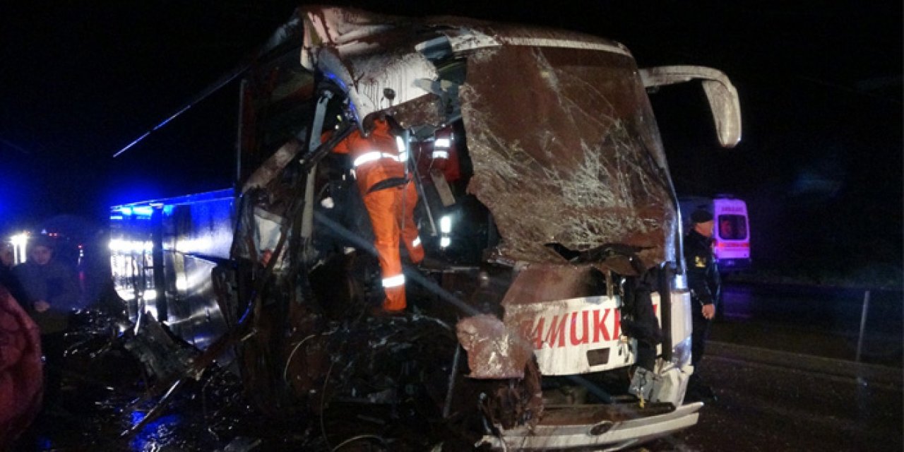 Yolcu otobüsü hafriyat kamyonuna çarptı: Çok sayıda yaralı var
