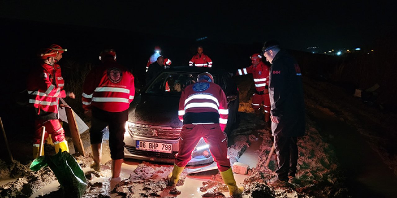 Ankara'da otomobilleri çamura saplanan ailenin yardımına itfaiye koştu