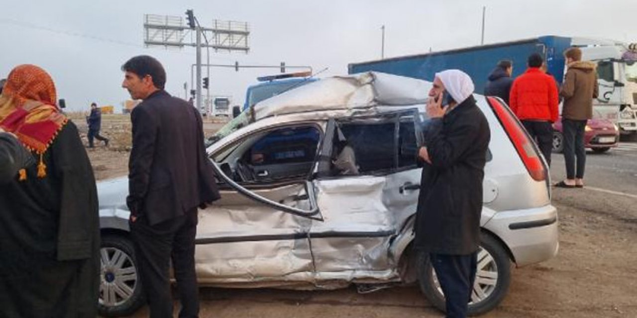 Diyarbakır’da otomobil ile TIR çarpıştı: 6 yaralı