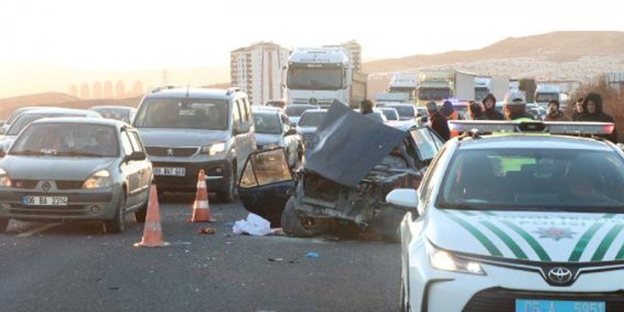 Ankara’da otomobil otomobil önce kamyona daha sonra bariyerlere çarptı: 1 ölü, 4 yaralı