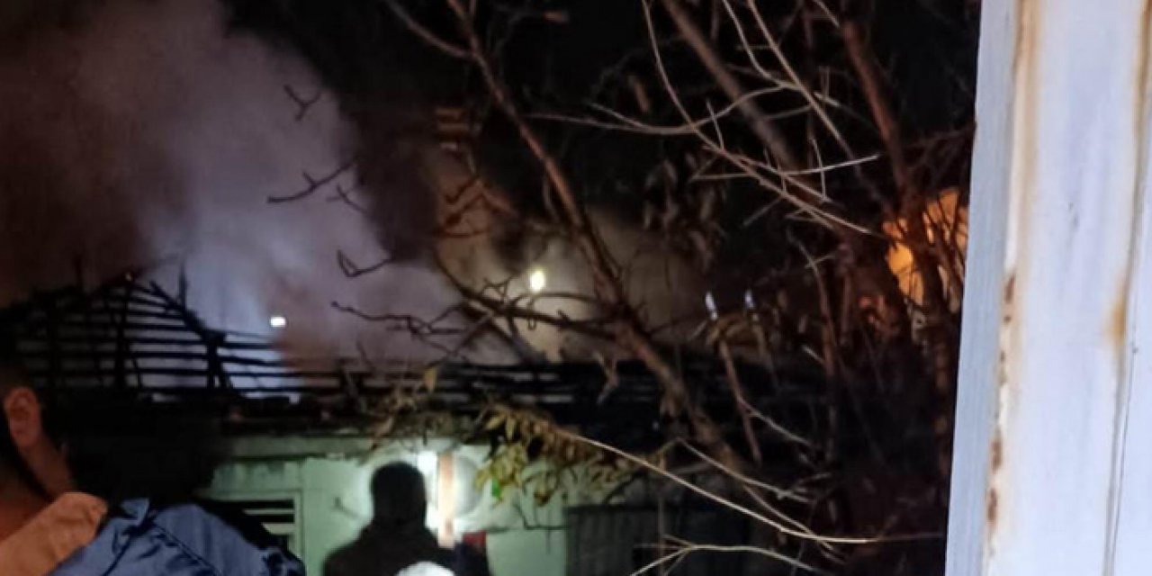 Manisa'da tek katlı ev alevlere teslim oldu!