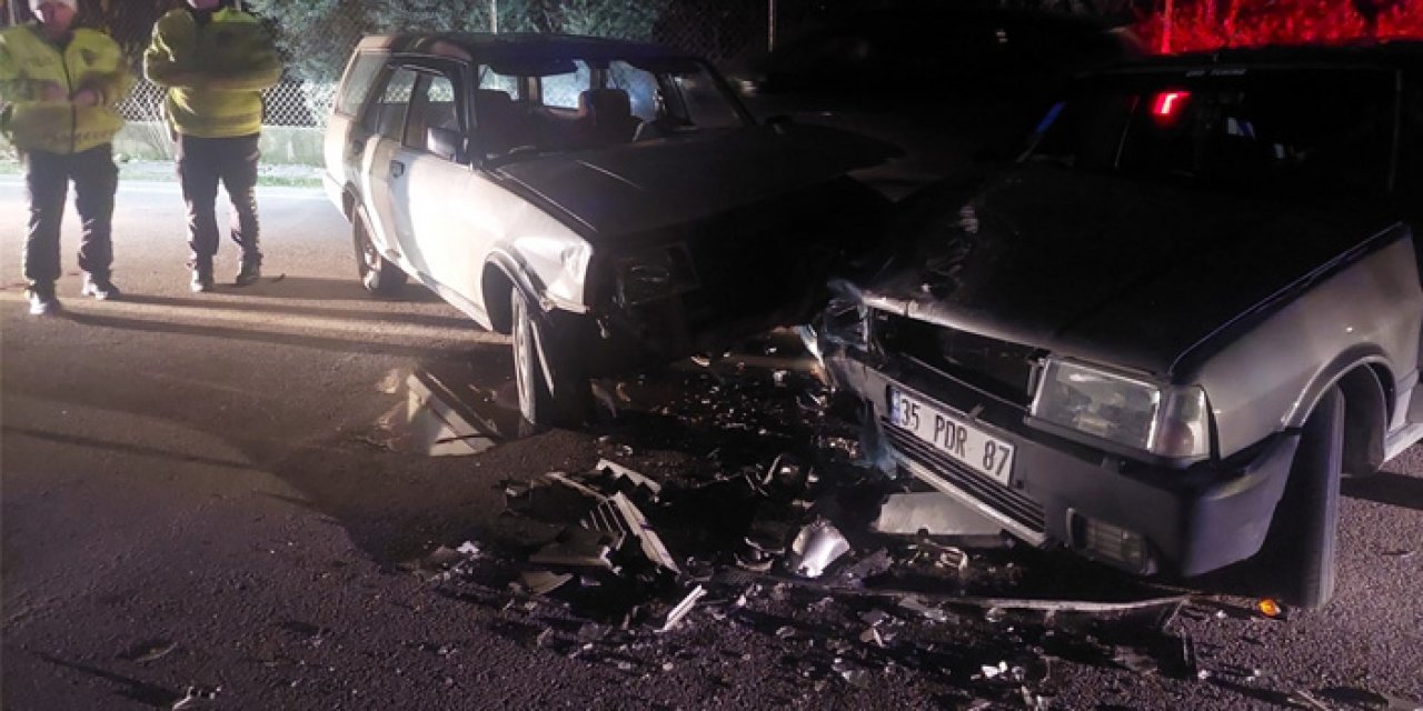 İzmir'de otomobiller kafa kafaya çarpıştı!