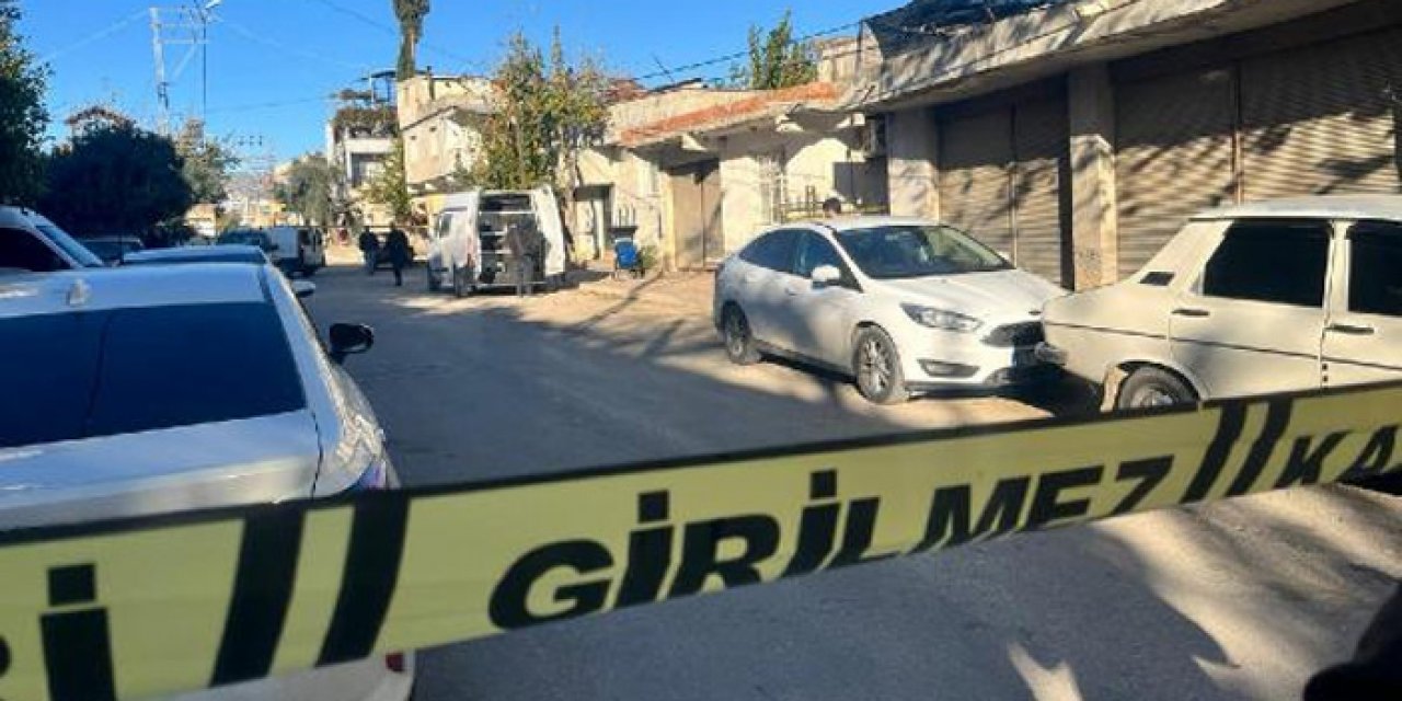 "Elimde bomba var" diyerek kuyumcuyu soymaya kalktı; ateş edilince kaçtı