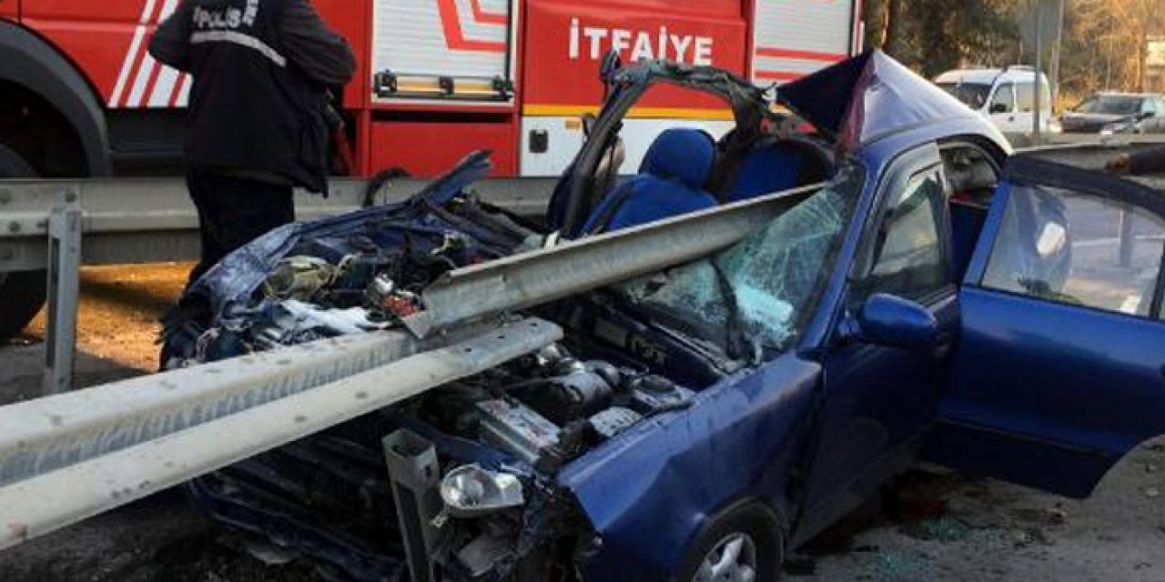 Kontrolden çıkan otomobil bariyerlere saplandı: 2 ölü, 1 yaralı