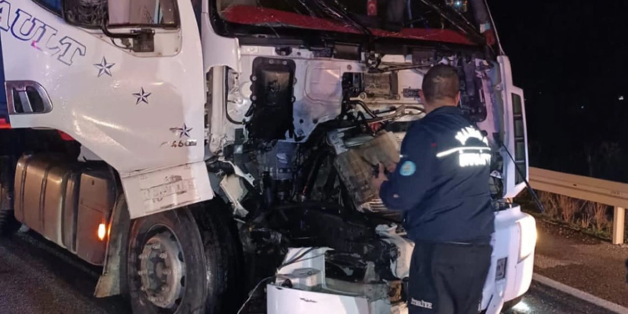 Manisa'da tır traktöre çarptı: 2 kişi yaralandı