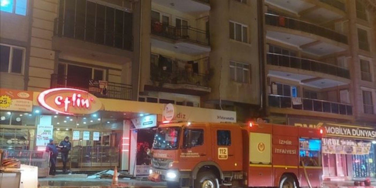 İzmir'de yangın paniği! Bir binanın çatısı yandı