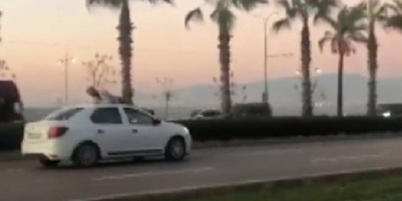 İzmir’de bu da yaşandı: Tartıştığı hareket halindeki arabaya atladı