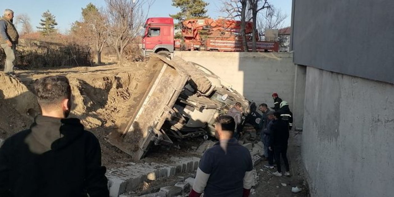 Konya'da kepçe devrildi! Operatör yaralandı