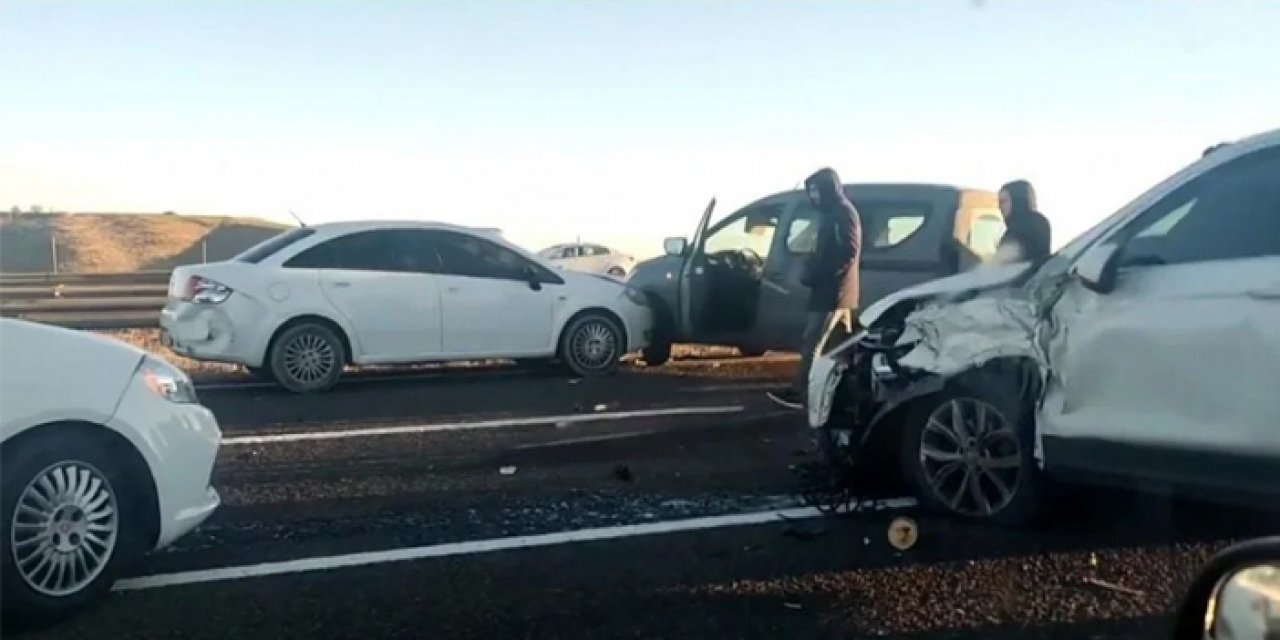 Başkentte zincirleme kaza: Buz tutan yolda 10 araç birbirine girdi