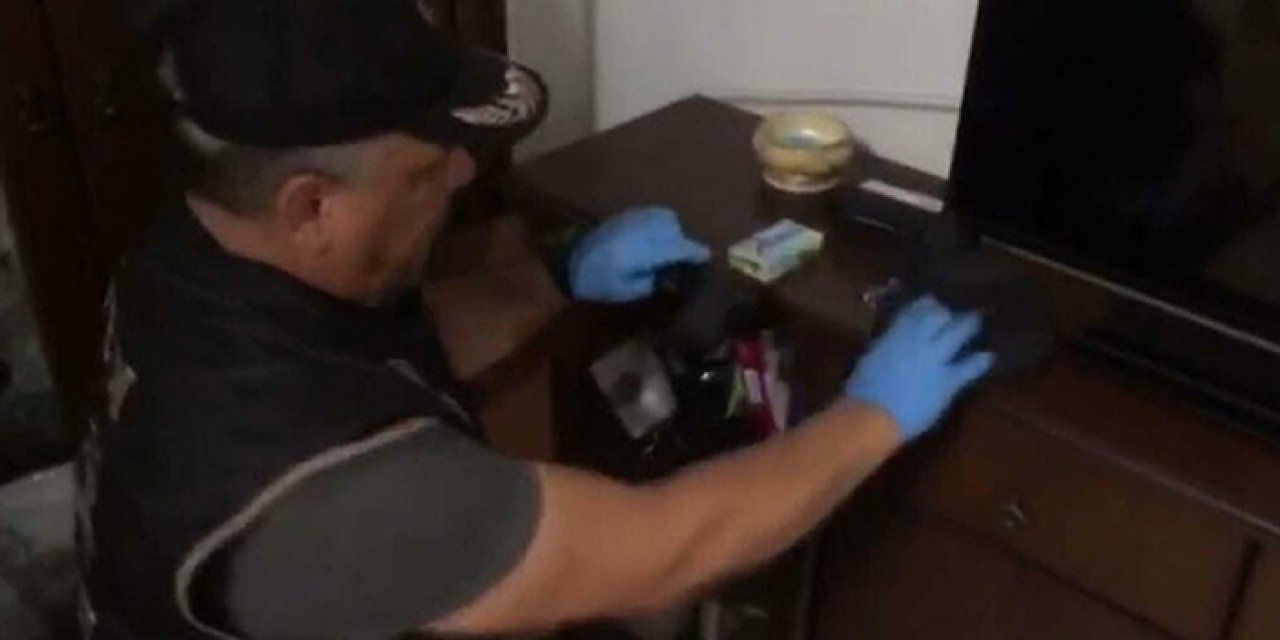 İzmir'de FETÖ/PDY'nin hücre evlerine operasyon: 16 gözaltı