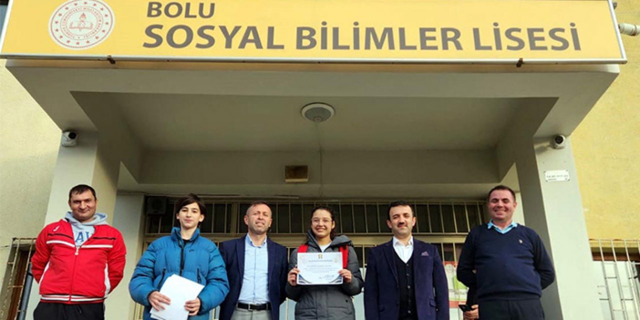 Tuşlu telefon kullanan lise öğrencisine 'takdir' belgesi