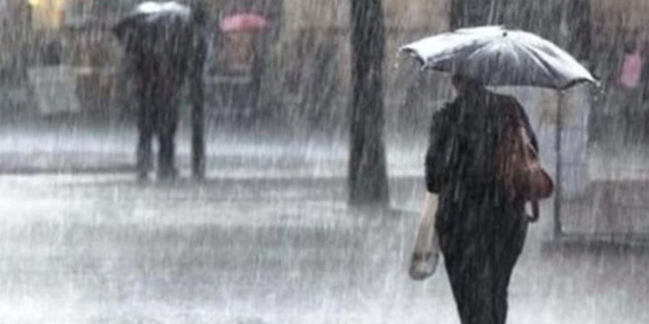 İzmir'i sağanak vurdu: Körfezin rengi değişti