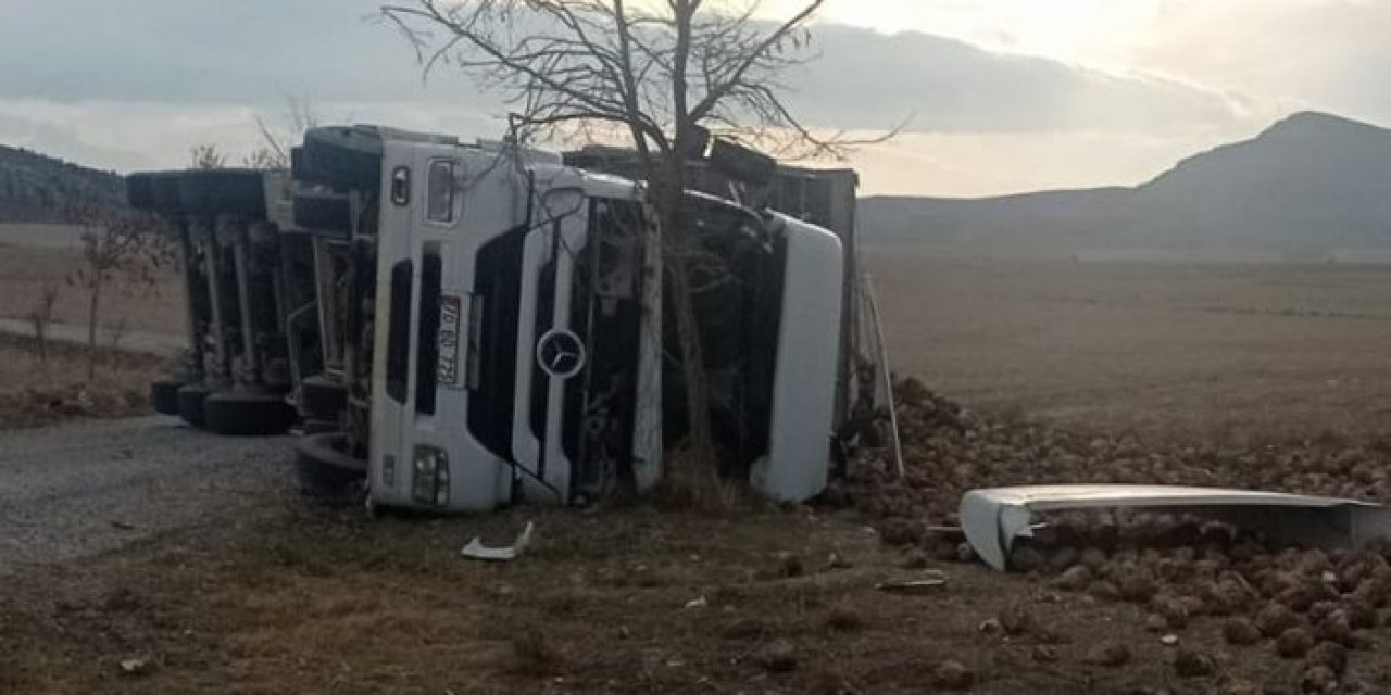 Konya'da pancar yüklü tır devrildi