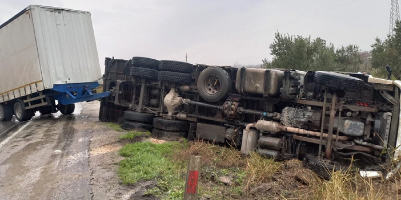 Manisa'da tır devrildi: Sürücü yaralandı!