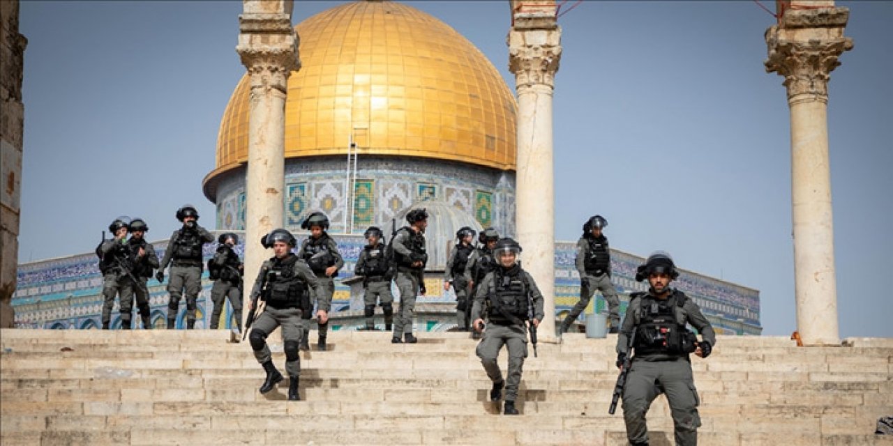 İsrail askerleri Mescid-i Aksa'da Cuma namazı kılan Müslümanlara saldırdı