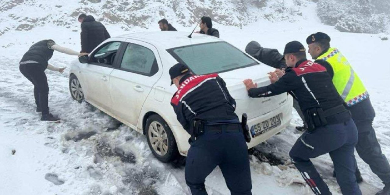 Karda mahsur kalan öğretmenlerin imdadına jandarma koştu