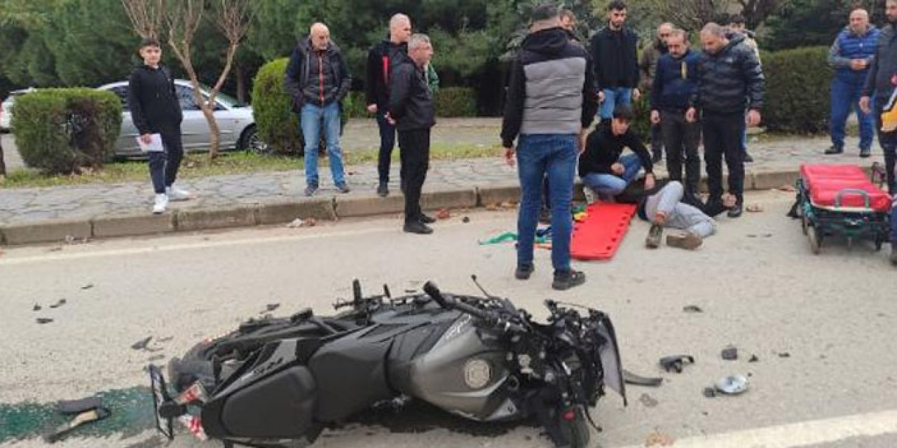 Motosiklet taksiye çarptı: 2 kişi yaralandı
