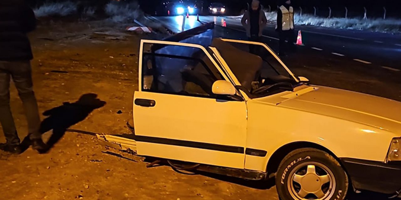Aksaray'da feci kaza: Otomobil ikiye bölündü!