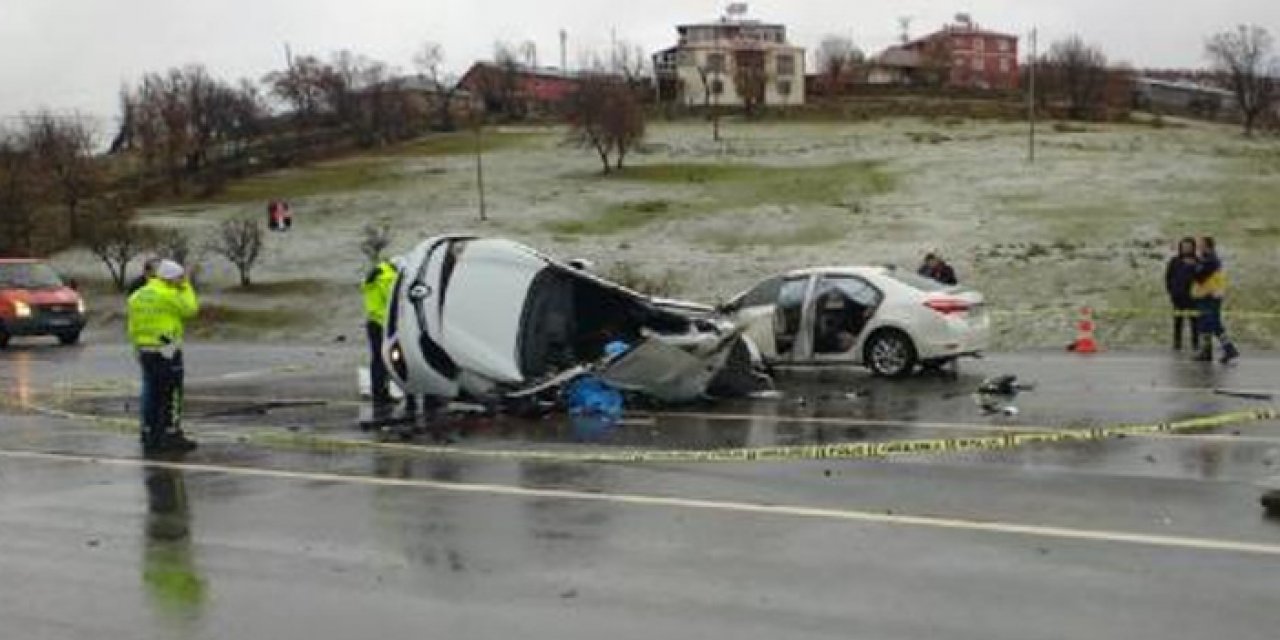 Otomobiller çarpıştı: 1 ölü 4 yaralı