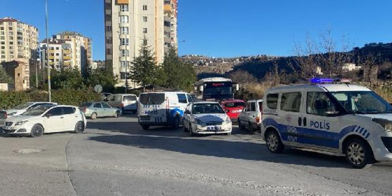Trafikte husumetlisi ile karşılaştı: Araçtan inip vurdu