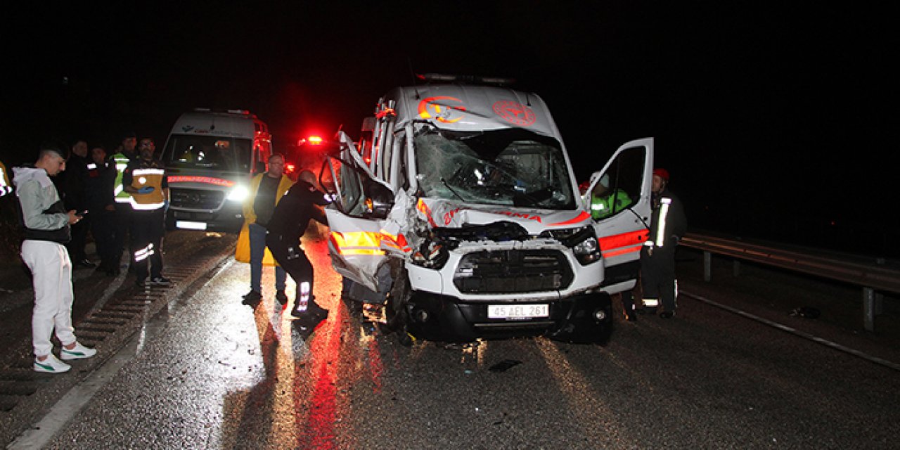 Manisa'da korkunç kaza! Ambulans kamyona çarptı: Hasta kurtarılamadı!