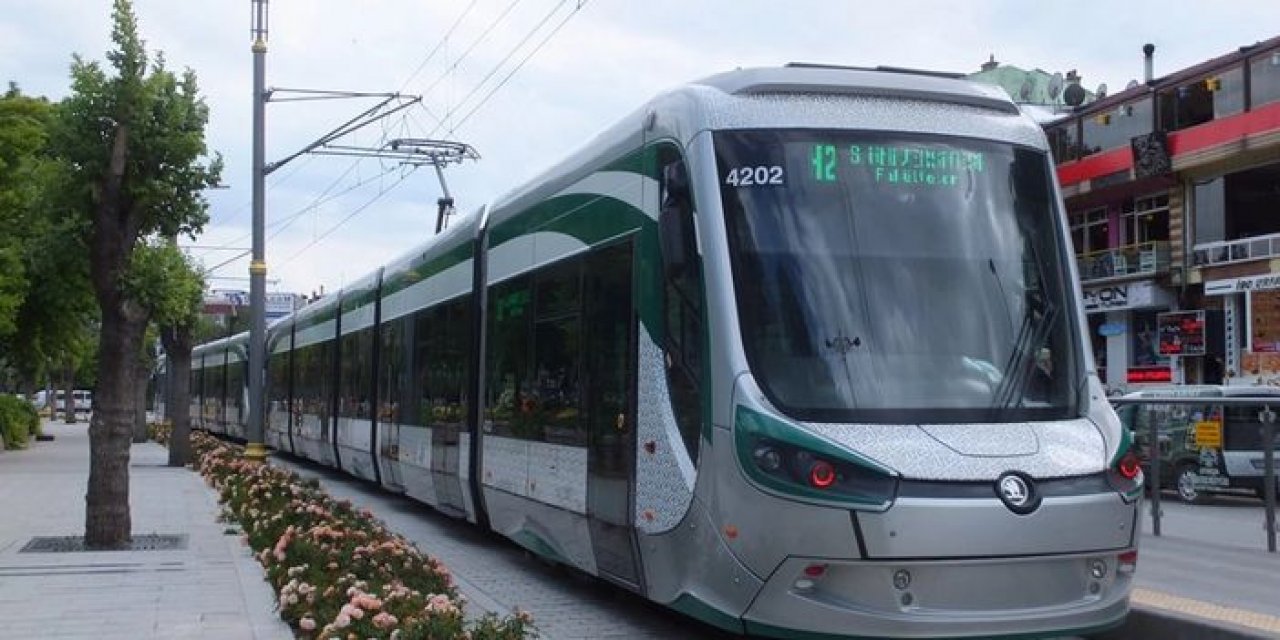 Konya'da tramvay hattına araç girdi!