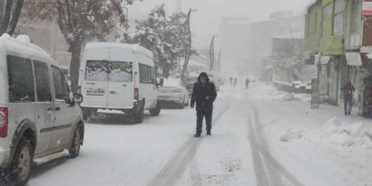 Bingöl’de etkili kar yağışı nedeniyle 23 köyün yolu kapandı