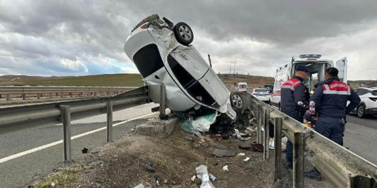 Kontrolden çıkan otomobil bariyerlerde asılı kaldı: 5 kişi yaralandı