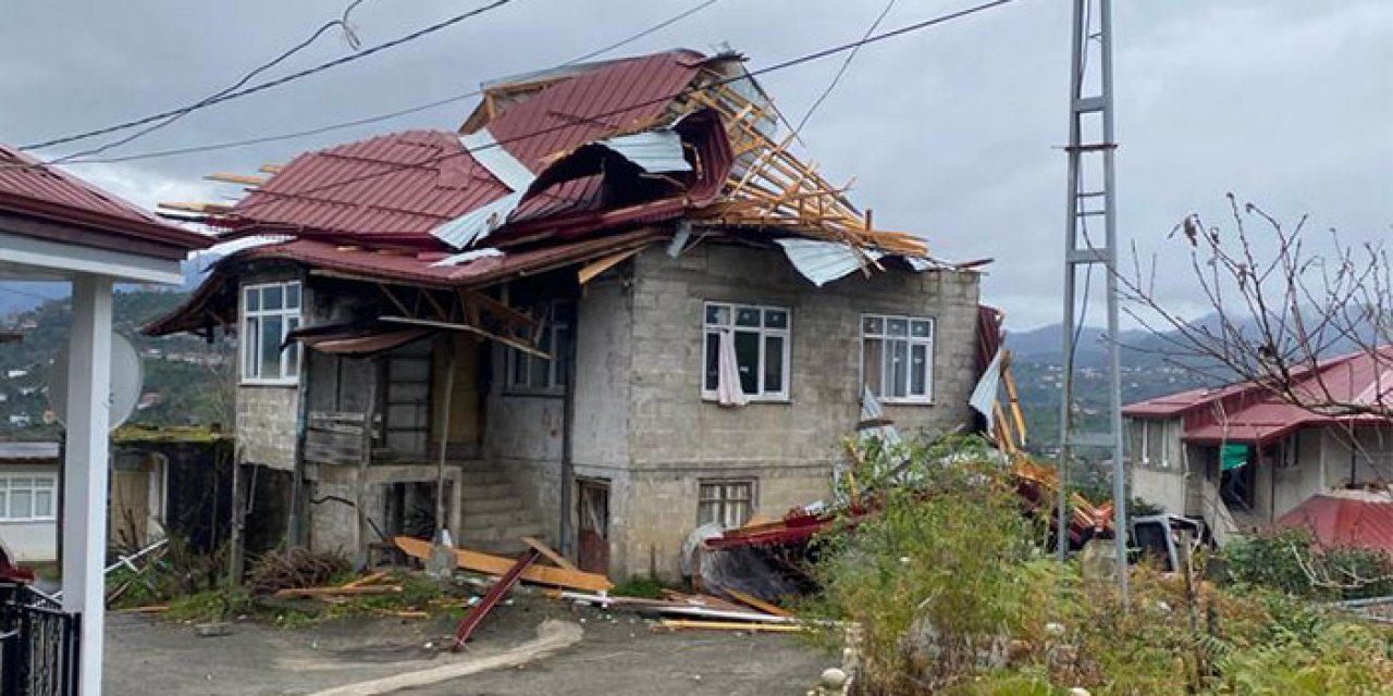 Rize'de fırtına: 82 çatı uçtu